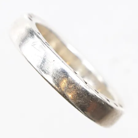 Ring Efva Attling, stl:20½, bredd 5mm, gravyr, 925/1000 silver. Vikt: 10,9 g
