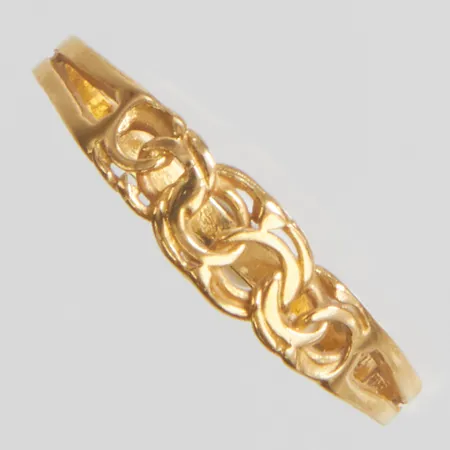 Ring Bismarck stl: 16¾, bredd: 1,5-4mm, skev skena, GHA, 18K Vikt: 0,9 g