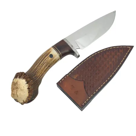 Jaktkniv kraftig modell, välgjord/bra kvalitet, omärkt, skaft i horn, knivblad längd 13,5 cm, kniv total längd ca. 29 cm, knivslida i dekorerat/mönstrat läder, märkt med bokstäverna V L (tillverkare ?), total vikt inkl. knivslida omkring 430 gram, lätt ålderspatina, förefaller oanvänd, fint skick Skickas med paket.