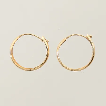 Ett par örringar Ø ca 13,5mm bredd 2,4mm buckliga 18K Vikt: 0,4 g