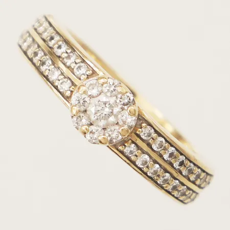Ring med diamanter 1x0,10ct 8xca0,02ct 36xca0,01ct, stl:16¾ bredd 5,8mm GHA 18K Vikt: 7,1 g