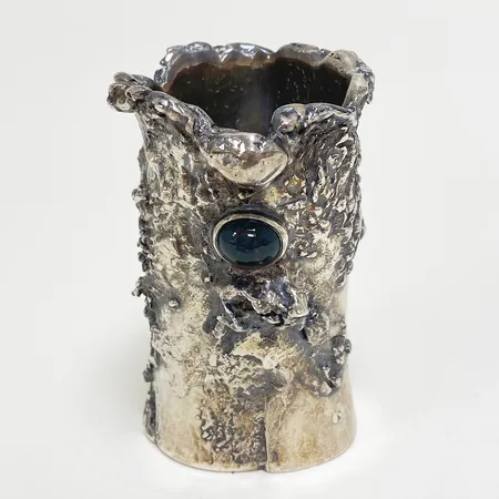 1 Vas med heliotrop, Olle Ohlson år 1970, signerad, höjd: 10,5cm, bredd: ca 54mm, smärre bruksslitage, silver, vikt: 316,5g.