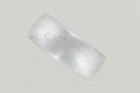 Ring stl:20, bredd 9 mm, repor silver 925/1000 Vikt: 11,3 g