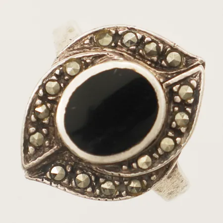 Ring med onyx samt markasiter stl:18, bredd 20,5mm silver 925/1000 Vikt: 5,5 g