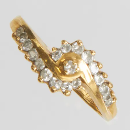 Ring med vita stenar stl:17¾, bredd: 2-9mm, 18K Vikt: 3,2 g