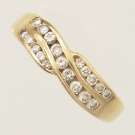Ring med diamanter 9 x ca 0,03ct, 10 x ca 0,01ct, stl:18 bredd 2,7-5,9mm, storlekskulor på insidan. 18K Vikt: 4,9 g