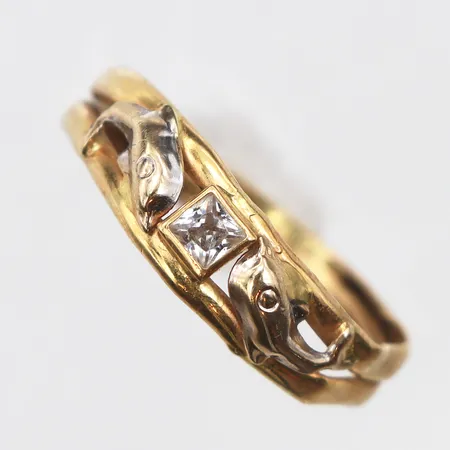 Ring med vit sten, stl:17, ojämn skena, 18K. Vikt: 1 g