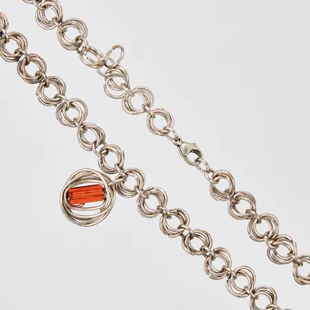 Collier med hänge orange sten längd 47cm bredd 10-17mm, 925/1000 silver Vikt: 28,8 g