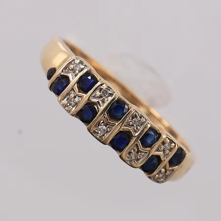 Ring med safirer och 8/8-slipade diamanter 8xca0,005ct, stl:18 bredd 2-5,4mm, några safirer med nagg. 18K Vikt: 2,3 g