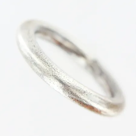 Ring stl:17½ bredd 3,5mm, ostämplad silver Vikt: 6,4 g