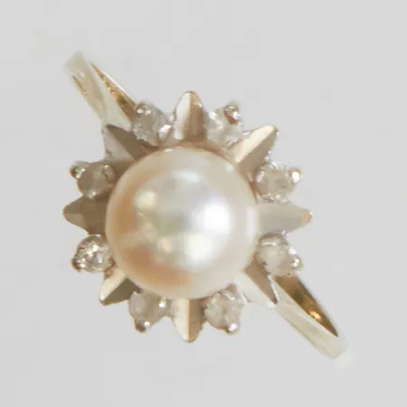 Ring med odlad pärla och vita stenar, stl:18½, bredd: 1-12mm, vitguld, behov av omrodiering, 18K Vikt: 2,7 g