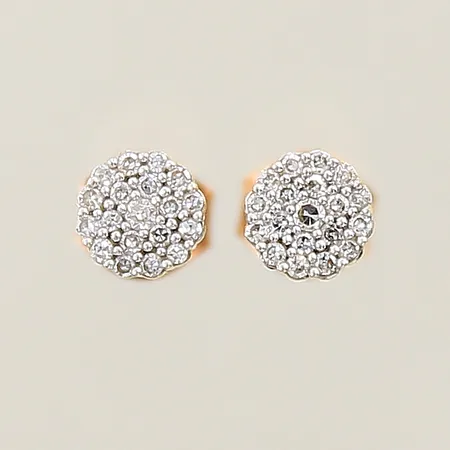 Örhängen med diamanter 1 x ca 0,01ct 18 x ca 0,005ct vardera Ø4,8mm 18K Vikt: 1,2 g