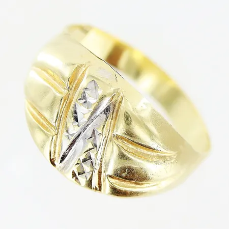 Ring med vitguldsdetalj stl:17, bredd 3-10,5mm, något skev, 14K  Vikt: 2 g