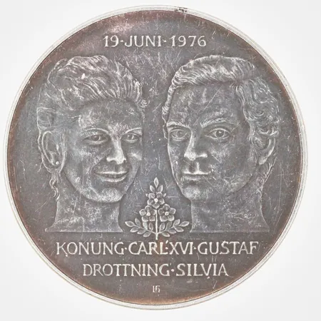 Jubileumsmynt Kungliga bröllopet 19 Juni 1976 Konung Carl XVI Gustaf Drottning Silvia Nominellt värde 50kronor Ø36mm, 925/1000 silver Vikt: 26,9 g