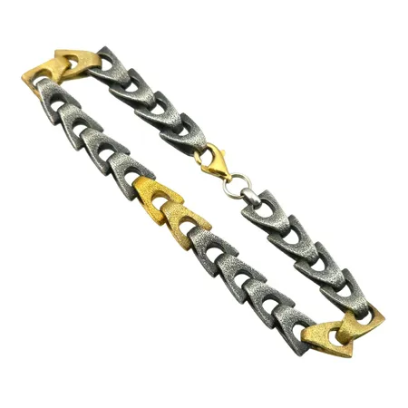 Armband i silver 925/1000, Design aha, modell med förgyllda och oxiderade länkbitar, längd 20,5 cm, bredd 8 mm, tjocklek 6 mm, fint skick Vikt: 24,9 g
