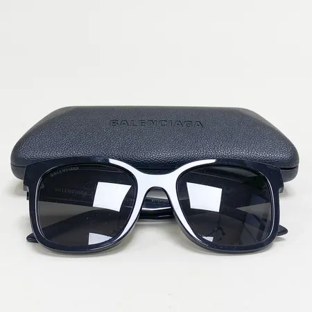 Solglasögon Balenciaga, svarta, BB0076SK, 001, 52¤21-145, serie nr: BOYEP08000, märkt "Made in Italy", mindre kant skador, bruksslitage, fodral.