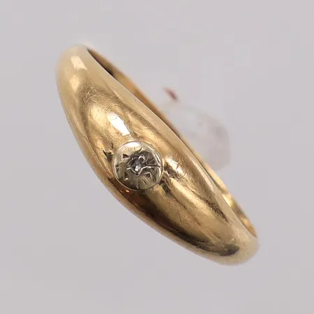 Ring med 8/8-slipad diamant ca0,005ct, stl:16¾ bredd 2,3-5,9mm, skev, synlig reparation av fattning, GHA. 18K Vikt: 1,4 g