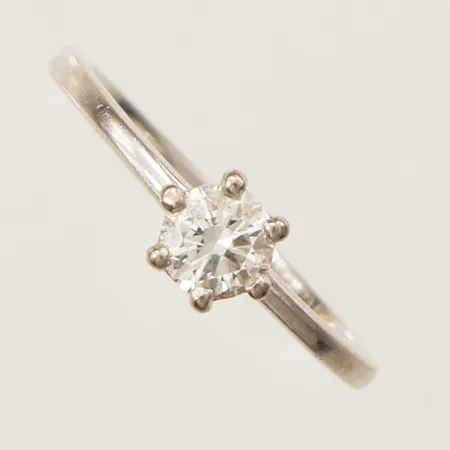 Ring med diamant 1 x ca 0,56ct, ca TCa/SI1, stl:18 bredd 1,6mm vitguld, gravyr 18K Vikt: 2,9 g