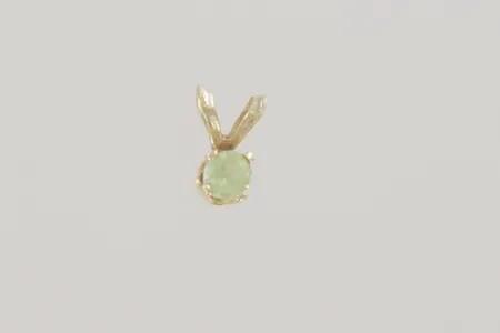 Hänge med ljusgrön sten längd 0,6 cm bredd 0,3 mm 18K  Vikt: 0,2 g