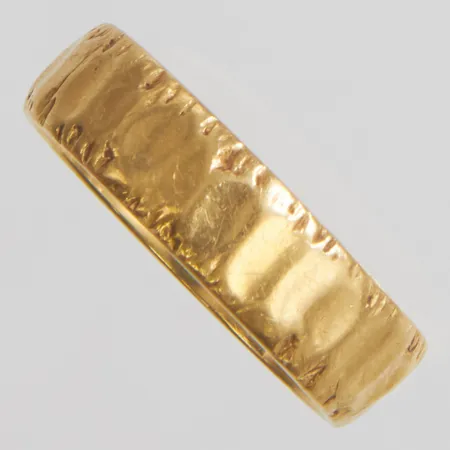 Ring med hamrad yta stl:18¼, bredd: 5,5mm, personlig gravyr, 18K Vikt: 5,8 g