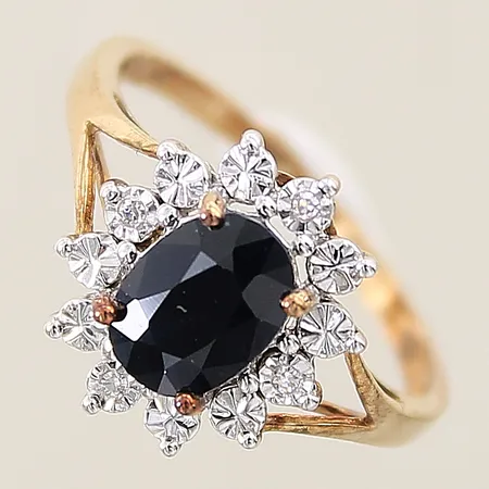 Carmoséring med 8/8-slipade diamanter 4 x ca 0,005ct samt svart sten stl: 18, bredd 1,5-13,8mm 9K Vikt: 2,4 g