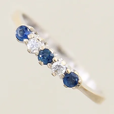 Ring med blå safirer samt diamanter 0,10ctv enligt gravyr stl:18½ bredd 1,4-3,2mm vitguld behov av omrodiering, stenar med smärre nagg, 18K Vikt: 2,3 g