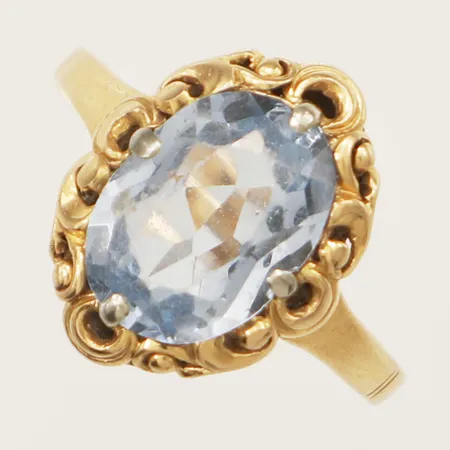 Ring med blå syntetisk spinell stl:17¼, bredd 15,8mm 18K Vikt: 3,5 g
