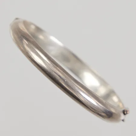 Stelt armband 59,5mm, bredd 8mm, inre omkrets 17,5cm, 835/1000 silver Vikt: 16,1 g
