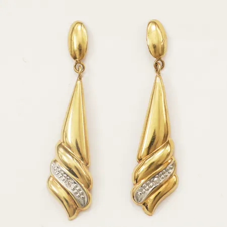 Ett par örhängen med diamanter 2xca0,01ct, längd 40mm bredd 9,2mm 18K Vikt: 1,9 g