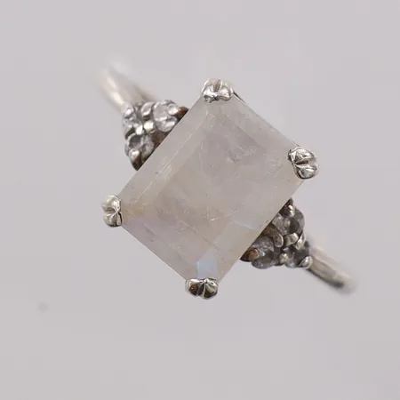 Ring med stenar, stl:17½ bredd 1,5-11,3mm silver 925/1000 Vikt: 3,2 g