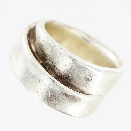 Ring stl:17¼ bredd 10mm, slitage samt något skev, silver 925/1000 Vikt: 13,4 g
