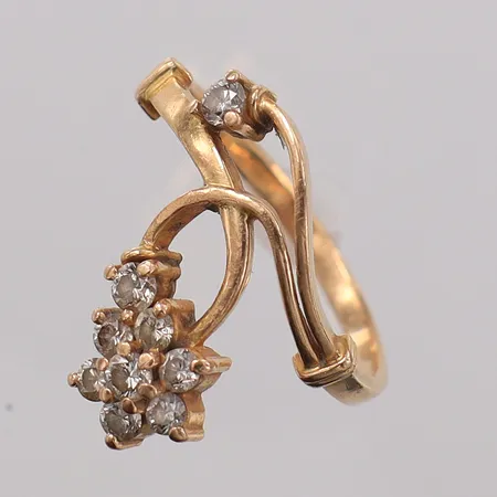Ring med 8/8-kantslipade diamanter 0,45ctv enligt gravyr, stl:17½, bredd 1,9-15,8mm. 18K Vikt: 3,5 g