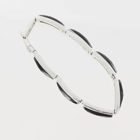 Armband med svarta fasettslipade stenar längd 17cm bredd 7mm, silver 925/1000 Vikt: 25,9 g