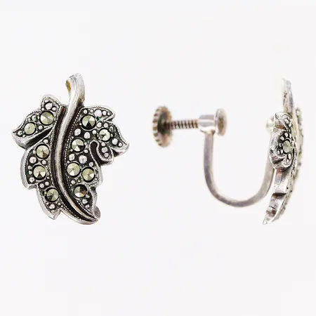 Örhängen med markasiter längd 16mm, bredd 13mm, skruvfästen, etui, silver 830/1000 Vikt: 4,4 g