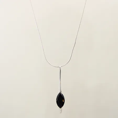 Collier med hänge samt vita och svart sten längd 42-45cm, bredd 0,9-8,7mm, något skev länk silver 925/1000 Vikt: 6,3 g
