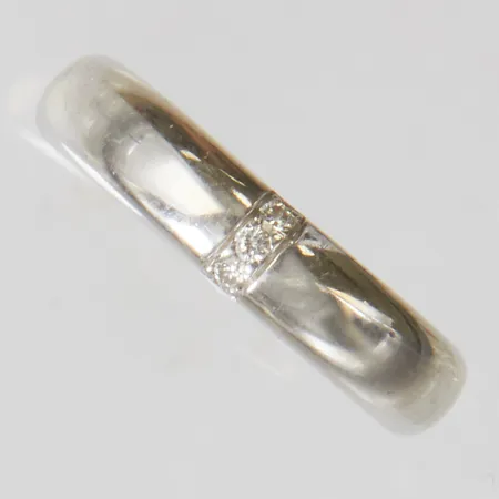 Ring med diamanter 3x 0,02ct, stl:19¾, bredd: 5mm, vitguld, 18K Vikt: 8,6 g