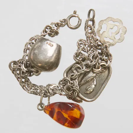 Armband Bismarck med fyra berlocker, ena i bärnsten, längd: 18,5cm, bredd: 4mm, silver 835-925/1000 bruttovikt 10,4g.
