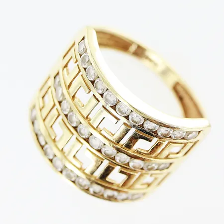 Ring med vita stenar stl:17½, bredd framtill 15mm, något skev skena, 14K Vikt: 4,3 g