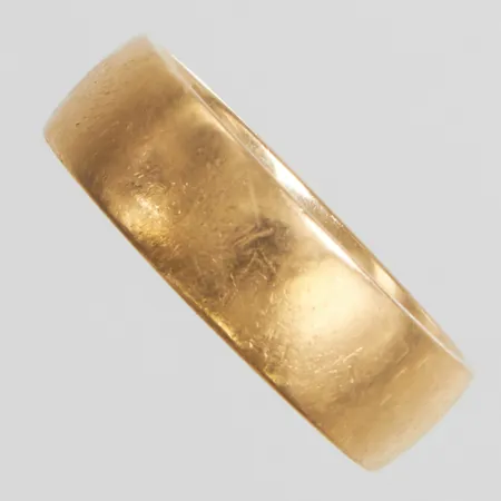 Ring slät stl:17¼, bredd: 6mm, repig, 18K Vikt: 7,6 g