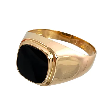 Klackring i 18K guld, Onyx 9,3 x 9,3 mm, Ceson Guldvaru Ab (K&EC), Göteborg, svensk kontrollstämpel, stl:20½ mm, bredd 3-13 mm, ojämn bak på skenan, sten utan anmärkning, invändig gravyr Vikt: 3,4 g