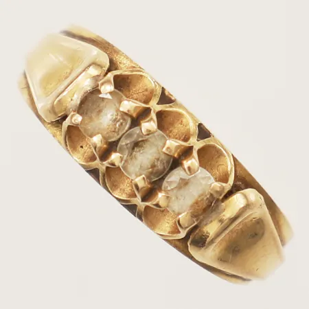 Ring med vita stenar stl:17¼, bredd 6,8mm 18K Vikt: 2,9 g
