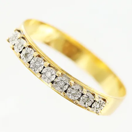 Ring Guldfynd med diamanter 9 x ca 0,005ct, stl:17½, bredd 3mm, 18K  Vikt: 1,4 g