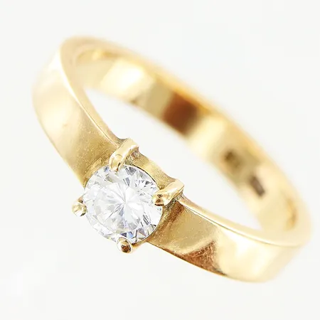 Ring med sten stl:17¾, bredd 3,5mm, 18K  Vikt: 4,9 g