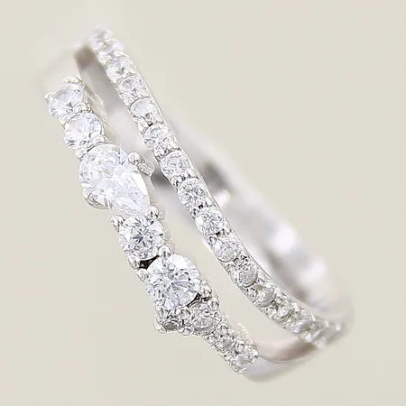 Ring med vita stenar GHA stl: 19¼, bredd 4-6mm silver 925/1000 Vikt: 3,7 g