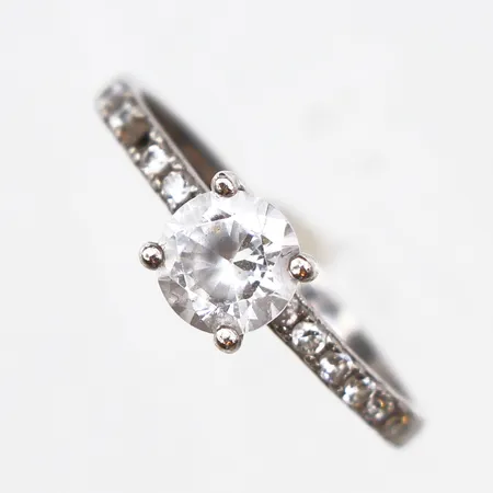 Ring med vita stenar, stl:17, bredd 1,8-6,1mm, 925/1000 silver. Vikt: 1,9 g