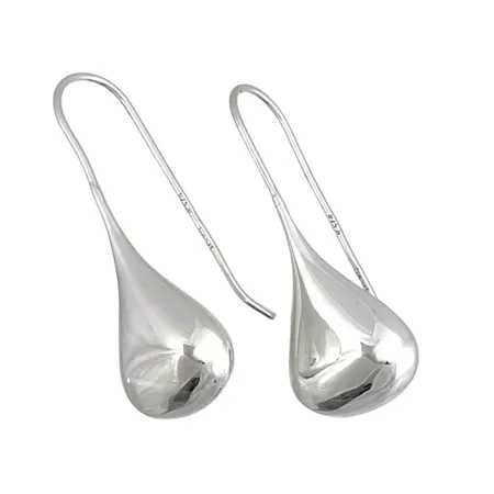 Örhängen i silver 925/1000 droppformad modell, längd 42 mm, bredd 16 mm, tillverkarstämpel, fint skick Vikt: 5 g