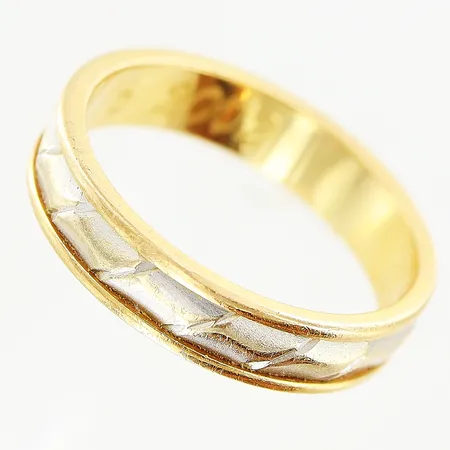 Ring mönstrad vit/gulguld stl:16, bredd 4mm, gravyr, 18K Vikt: 3,5 g