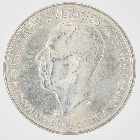Mynt Gustaf V Sveriges Konung med folket för fosterlandet Sveriges Riksdag 1435-1935 Nominellt värde 5kr Ø36mm, 900/1000 silver Vikt: 25 g