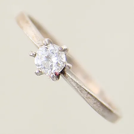 Ring med vit sten stl: 20, bredd 1,8-6,2mm silver 925/1000 Vikt: 1,7 g