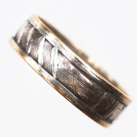 Ring med mönster, stl:18½, bredd 6mm, förgylld kant, 830/1000 silver. Vikt: 3,4 g